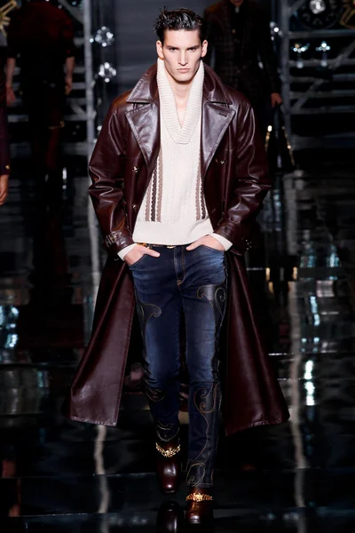 Look 16